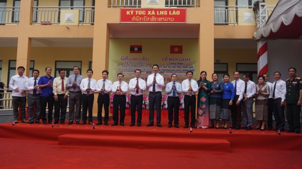 Bàn giao ký túc xá 200 chỗ để phục vụ ăn nghỉ cho sinh viên Lào