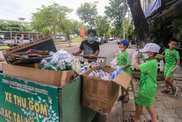 Theo chân “biệt đội nhí” đẩy xe tự chế đi 