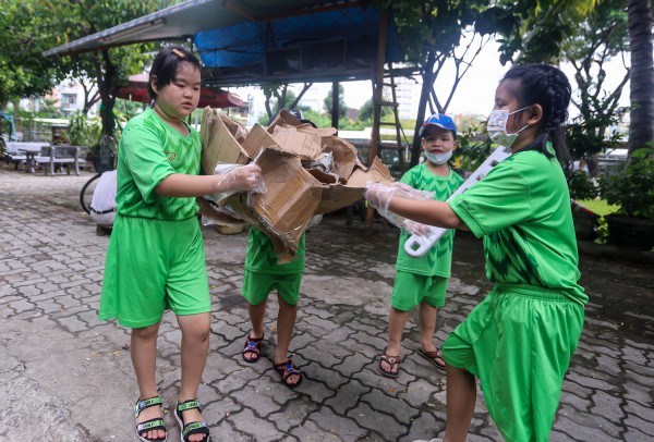 Theo chân “biệt đội nhí” đẩy xe tự chế đi 