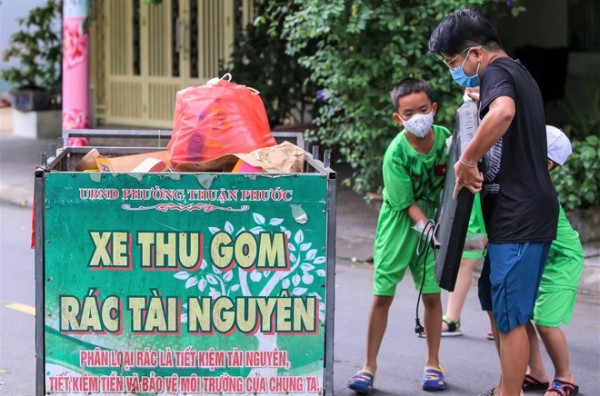 Theo chân “biệt đội nhí” đẩy xe tự chế đi 