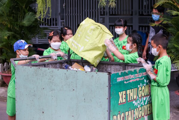 Theo chân “biệt đội nhí” đẩy xe tự chế đi 