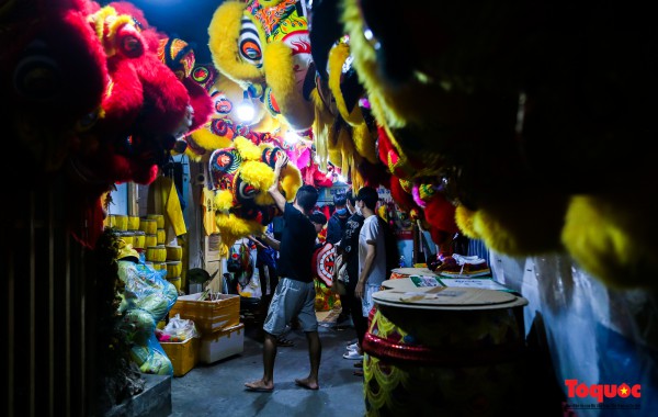 Cận Tết Trung thu: Đầu lân "đắt hàng", người làm nghề vui mừng vì sản xuất không kịp