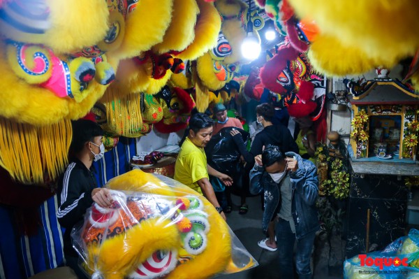 Cận Tết Trung thu: Đầu lân "đắt hàng", người làm nghề vui mừng vì sản xuất không kịp