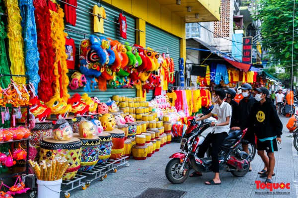 Cận Tết Trung thu: Đầu lân "đắt hàng", người làm nghề vui mừng vì sản xuất không kịp