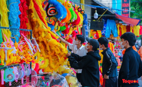 Cận Tết Trung thu: Đầu lân "đắt hàng", người làm nghề vui mừng vì sản xuất không kịp