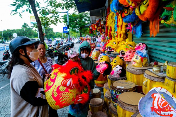 Cận Tết Trung thu: Đầu lân "đắt hàng", người làm nghề vui mừng vì sản xuất không kịp