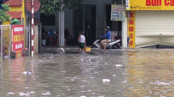 Sau bão số 3, nhiều tuyến phố ở Hải Phòng ngập trong biển nước