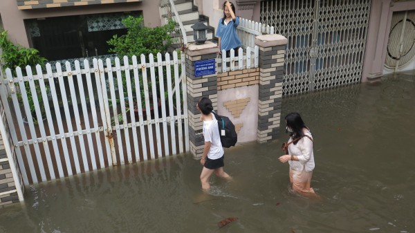 Sau bão số 3, nhiều tuyến phố ở Hải Phòng ngập trong biển nước