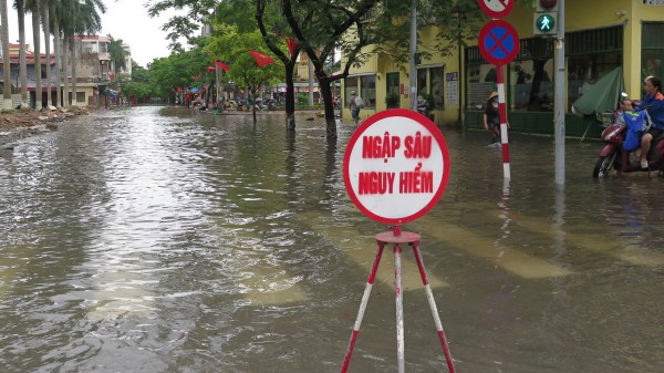 Sau bão số 3, nhiều tuyến phố ở Hải Phòng ngập trong biển nước