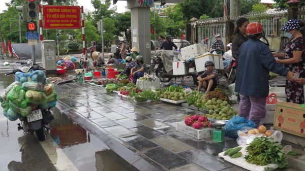 Sau bão số 3, nhiều tuyến phố ở Hải Phòng ngập trong biển nước