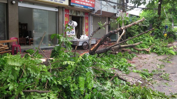 Sau bão số 3, nhiều tuyến phố ở Hải Phòng ngập trong biển nước