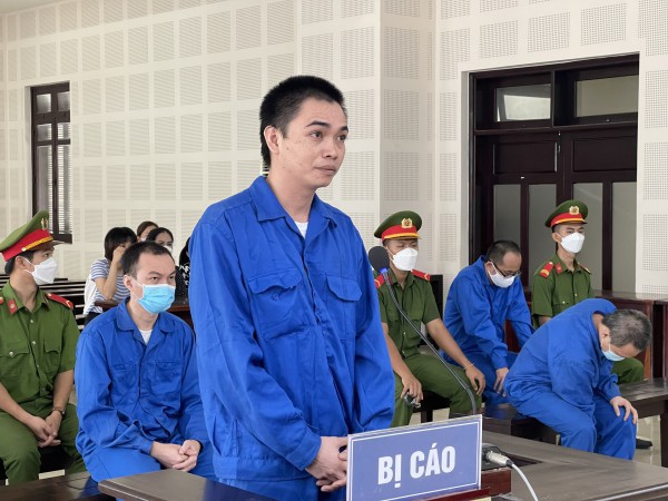 Cán bộ tiếp tay người nước ngoài ở chui: Xử lý nhiều người nhận lệ phí thừa