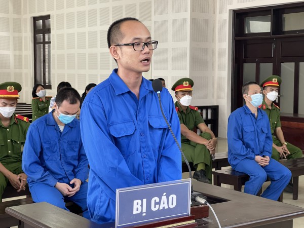 Cán bộ tiếp tay người nước ngoài ở chui: Xử lý nhiều người nhận lệ phí thừa