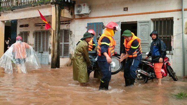 Lũ lớn đổ về, hàng trăm chiến sĩ công an, bộ đội lội biển nước giúp dân