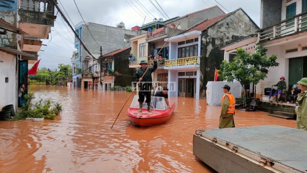 Lũ lớn đổ về, hàng trăm chiến sĩ công an, bộ đội lội biển nước giúp dân