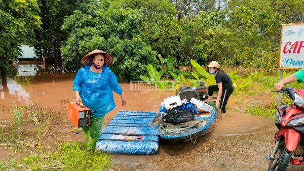 Lũ lớn đổ về, hàng trăm chiến sĩ công an, bộ đội lội biển nước giúp dân