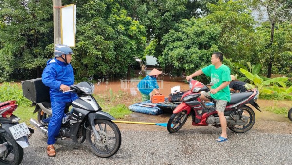 Lũ lớn đổ về, hàng trăm chiến sĩ công an, bộ đội lội biển nước giúp dân