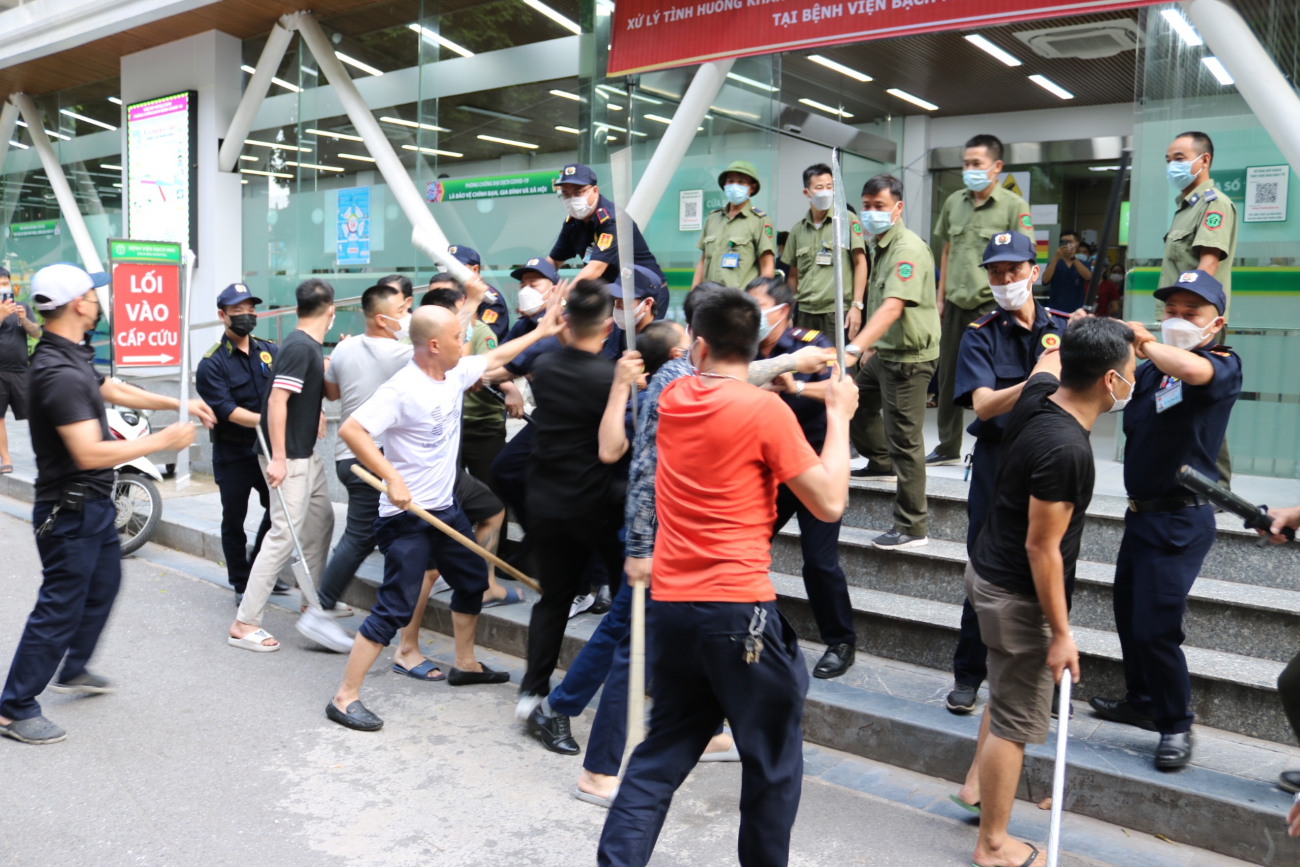 Bệnh viện Bạch Mai diễn tập xử lý tình huống gây rối an ninh trật tự, hành hung nhân viên y tế