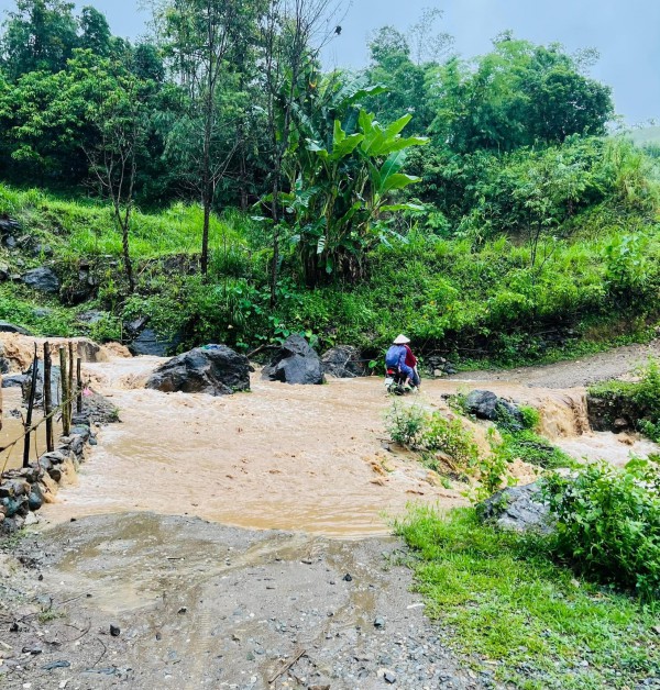 Băng rừng, vượt suối dữ xây trường trước năm học mới