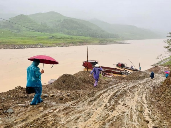 Băng rừng, vượt suối dữ xây trường trước năm học mới