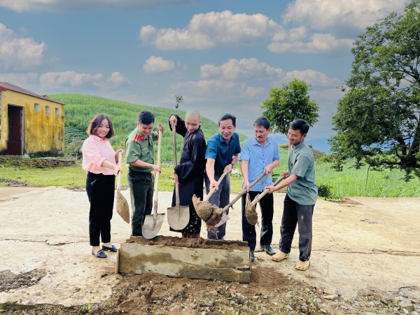 Băng rừng, vượt suối dữ xây trường trước năm học mới