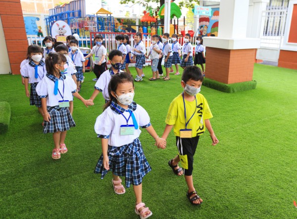 Nhớ mùa tựu trường ấu thơ và những que kem mát lạnh