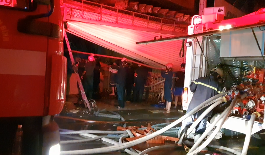 TP.HCM: Cháy xưởng giày dép, người dân nhà liền kề ôm đồ tháo chạy TP.HCM: Cháy xưởng giày dép, người dân nhà liền kề ôm đồ tháo chạy