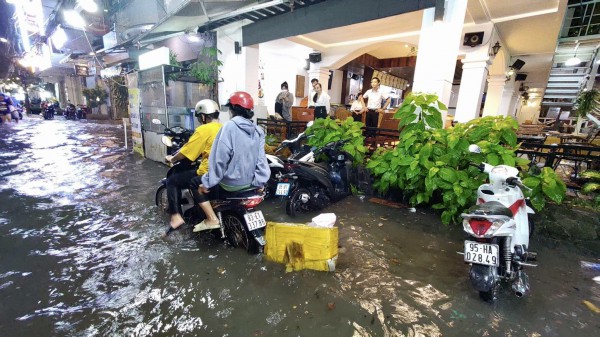 Cần Thơ lại ngập sâu sau mưa lớn, dự báo có mưa rào trong 10 ngày tới