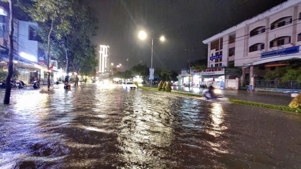 Cần Thơ lại ngập sâu sau mưa lớn, dự báo có mưa rào trong 10 ngày tới