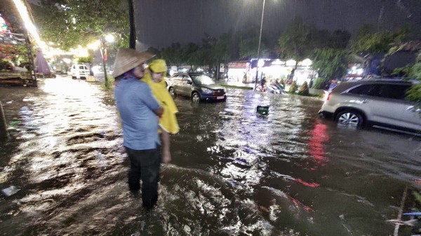 Cần Thơ lại ngập sâu sau mưa lớn, dự báo có mưa rào trong 10 ngày tới