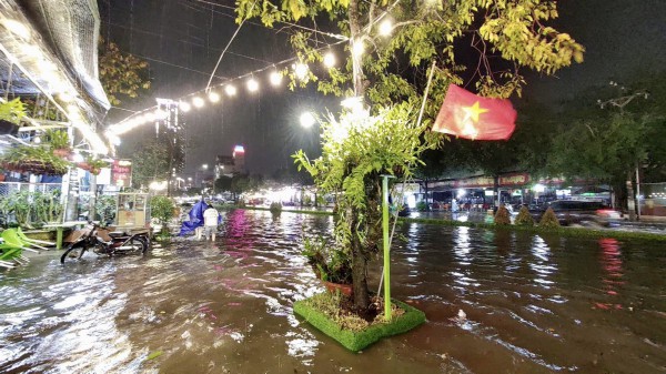 Cần Thơ lại ngập sâu sau mưa lớn, dự báo có mưa rào trong 10 ngày tới