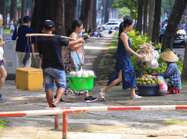 Du khách nước ngoài 