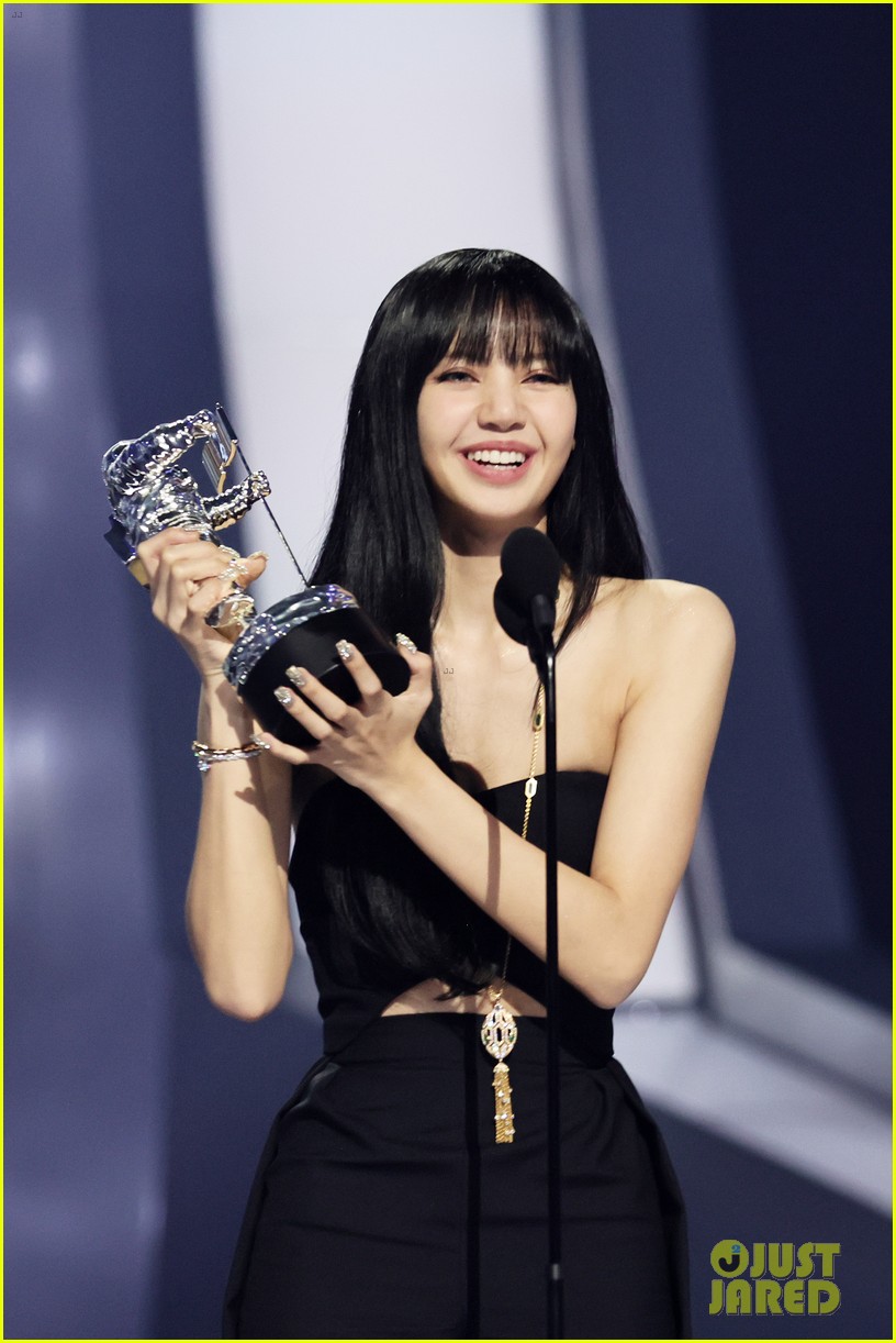 MTV VMAs 2022: Lisa (BLACKPINK) lập kì tích, trở thành nghệ sĩ solo đầu tiên giành giải MV K-Pop xuất sắc nhất