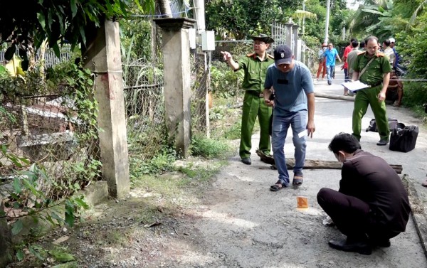 Con riêng dùng dao đâm cha dượng tử vong