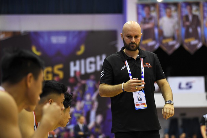 HLV Predrag Lukic bất ngờ với cổ động viên Thang Long Warriors: "Còn đông hơn tại Hà Nội" - Ảnh 4.