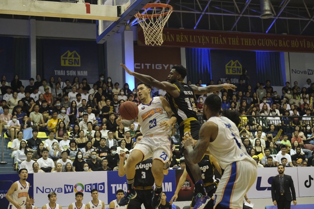 Hanoi Buffaloes bóp nghẹt Ho Chi Minh City Wings, giành vị trí thứ hai trên BXH VBA 2022 - Ảnh 2.