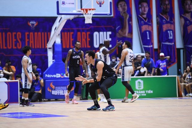 Tâm Đinh rực cháy với 28 điểm, đưa Hanoi Buffaloes trở lại Chung kết VBA sau 4 năm - Ảnh 4.