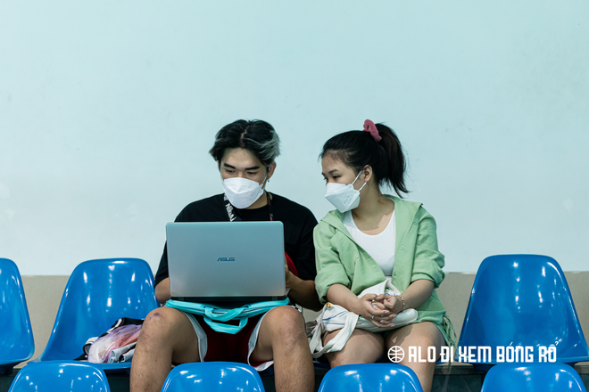 Trải nghiệm một buổi thuê sân chơi bóng rổ cùng hội tay ngang - Ảnh 9.