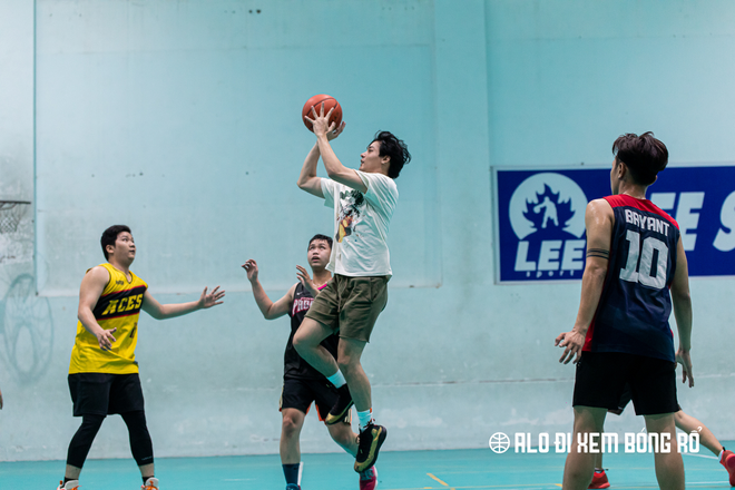 Trải nghiệm một buổi thuê sân chơi bóng rổ cùng hội tay ngang - Ảnh 3.
