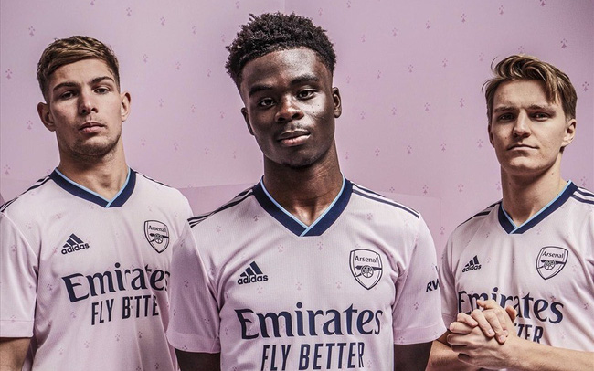 Arsenal ra mắt áo đấu màu hồng phấn