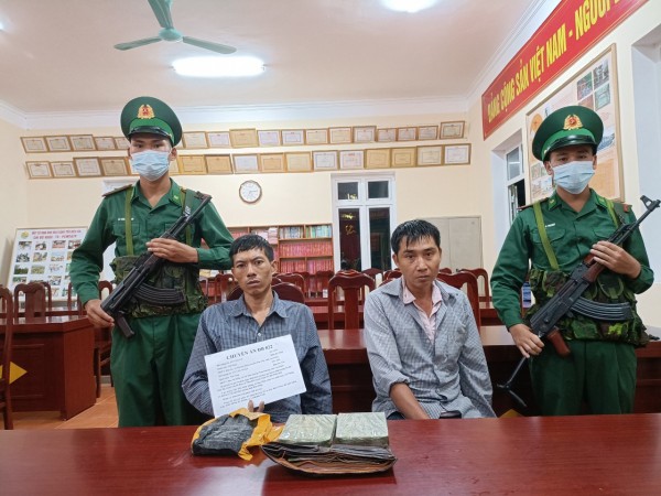 Bắt 2 đối tượng chung tiền mua 2 bánh heroin về tiêu thụ