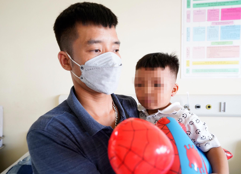 Bé trai 3 tuổi bị bạo hành, nhốt vào tủ đông đã xuất viện