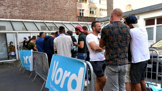 Căng thẳng cao độ về vaccine, dân châu Âu vượt biên tiêm chủng phòng đậu mùa khỉ - Ảnh 1. Căng thẳng cao độ về vaccine, dân châu Âu vượt biên tiêm chủng phòng đậu mùa khỉ - Ảnh 1.