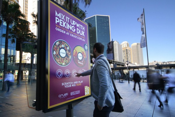 Gojek làm bảng quảng cáo kèm âm thanh: Cũ người mới ta