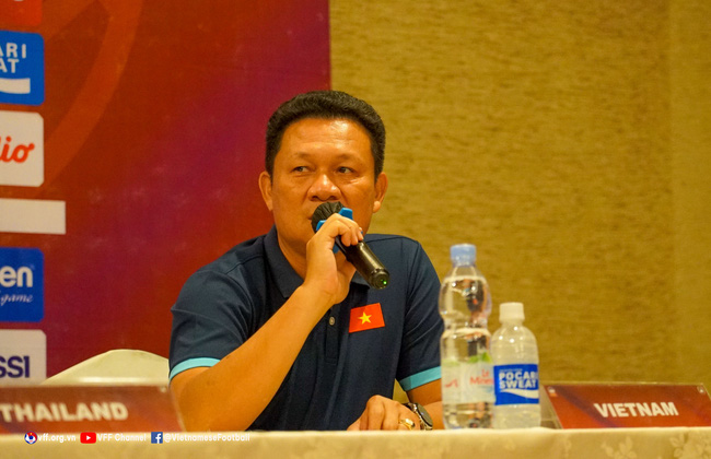 HLV Nguyễn Quốc Tuấn hạnh phúc khi chứng kiến các học trò giành quyền vào chung kết HLV Nguyễn Quốc Tuấn hạnh phúc khi chứng kiến các học trò giành quyền vào chung kết