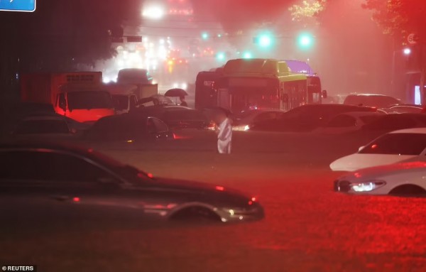 Hình ảnh mưa lũ lịch sử ở Seoul (Hàn Quốc), ô tô “bơi” trong biển nước