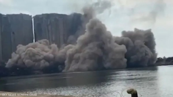 Kho chứa ngũ cốc ở cảng Beirut bị sập