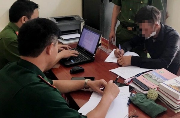 Ông bố trói tay con treo lên xà nhà đánh ra trình diện công an