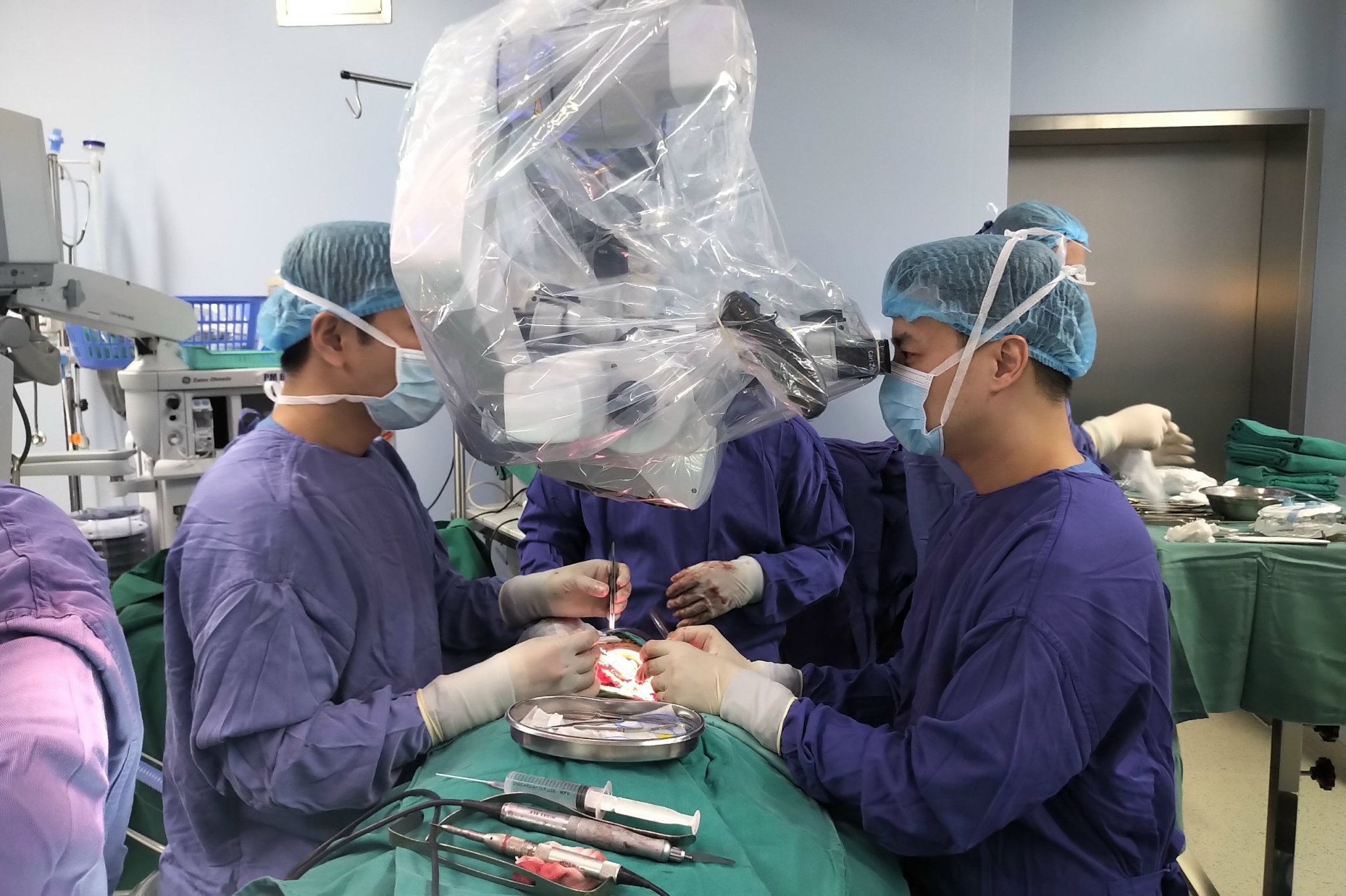 Phẫu thuật lắp ghép từng mảng xương lớn trên mặt cho bệnh nhân bị ngã vào máy cắt cỏ