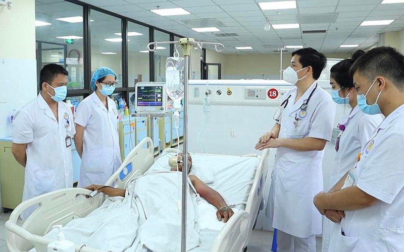 Tự chữa trị tại nhà khi bị rắn độc cắn, người đàn ông suy đa tạng, suýt phải cắt cụt tay Tự chữa trị tại nhà khi bị rắn độc cắn, người đàn ông suy đa tạng, suýt phải cắt cụt tay